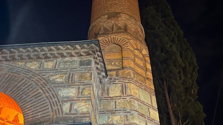 Edremit'te O Cami Antik Sütunlarıyla Dikkat Çekiyor