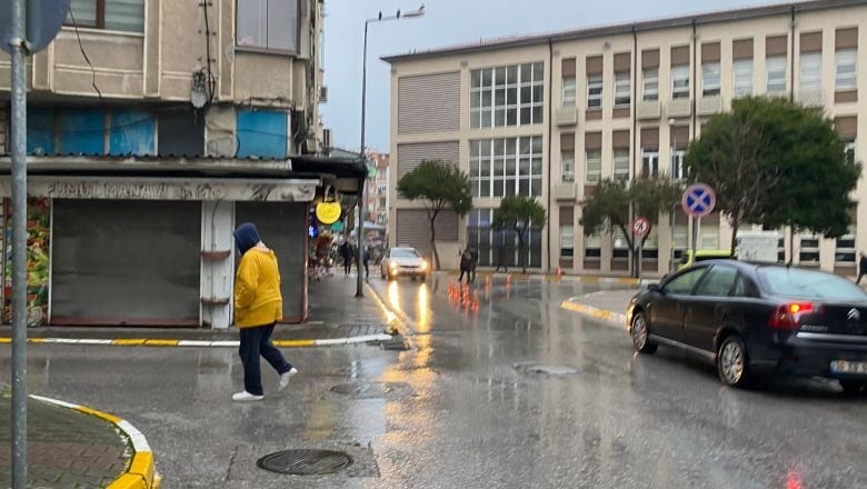 Balıkesir'de Güne Yağmurlu Başlangıç