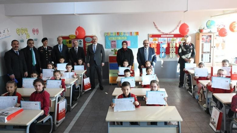 Vali Ustaoğlu Karne Heyecanına Ortak Oldu