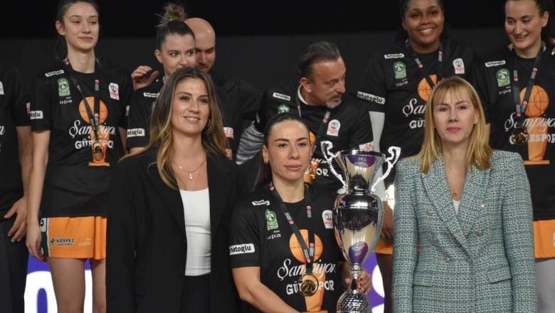 Edremit Belediyesi Gürespor Kupayı Kaldırdı