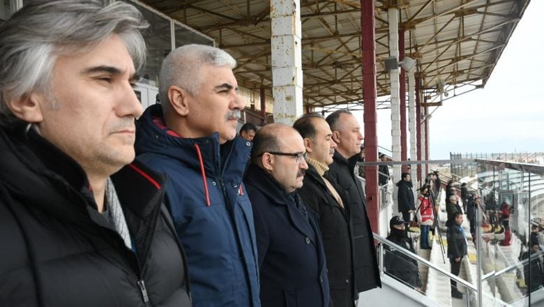 Vali Ustaoğlu'ndan Tribünden Destek