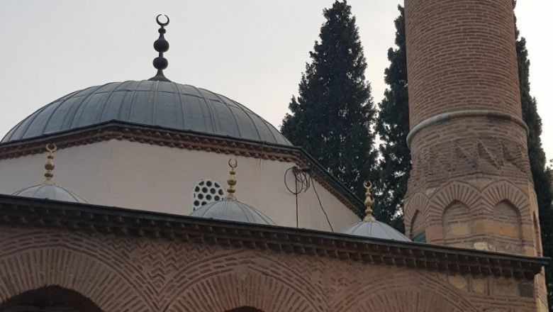 Edremit'te O Cami Antik Sütunlarıyla Dikkat Çekiyor