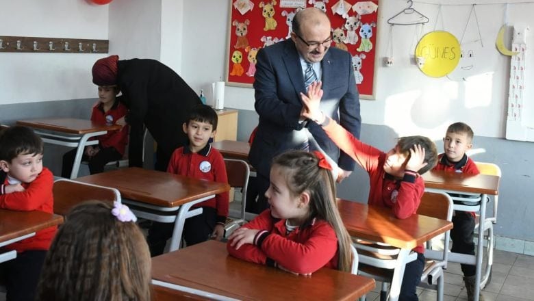Vali Ustaoğlu Karne Heyecanına Ortak Oldu