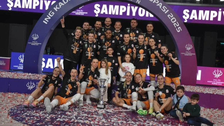 Edremit Belediyesi Gürespor Kupayı Kaldırdı