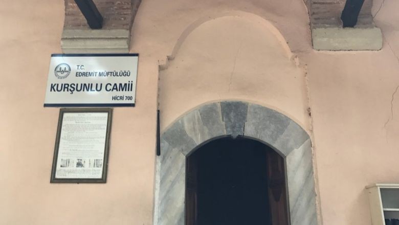 Edremit'te O Cami Antik Sütunlarıyla Dikkat Çekiyor