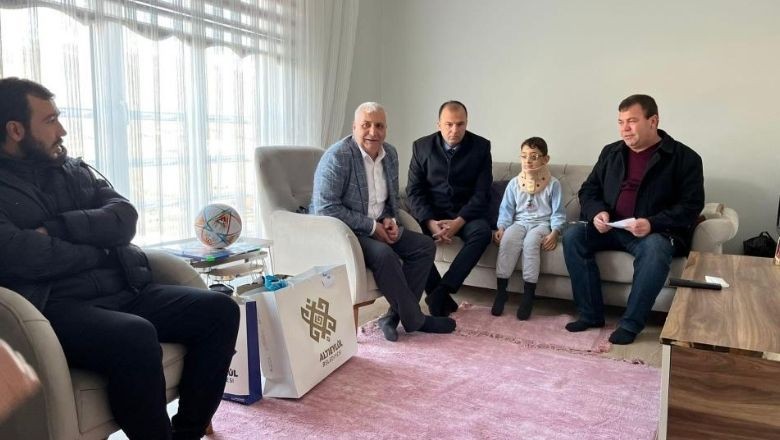 Başkan Şehirli’den Kazada Yaralanan Öğrencilere Yeni Yıl Hediyesi