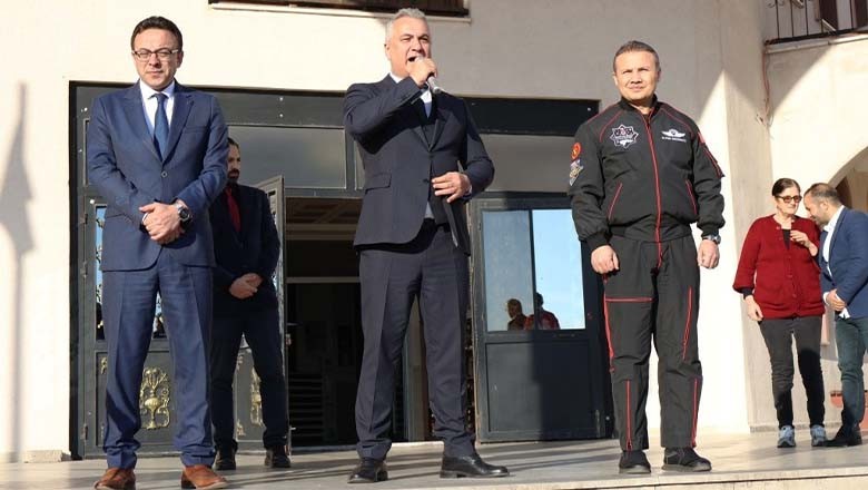 Alper Gezeravcı’dan Bandırma'daki Öğrencilere Sürpriz Ziyaret Alper Gezeravcı’dan Bandırma'daki Öğrencilere Sürpriz Ziyaret