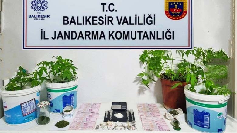Altıeylül’de Zehir Tacirlerine Operasyon, 4 Gözaltı Altıeylül’de Zehir Tacirlerine Operasyon, 4 Gözaltı