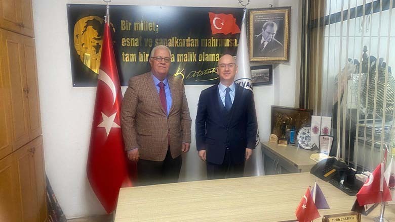 Ayvalık Kaymakamı Hasan Yaman'dan Esnafa Destek Ziyareti Ayvalık Kaymakamı Hasan Yaman'dan Esnafa Destek Ziyareti
