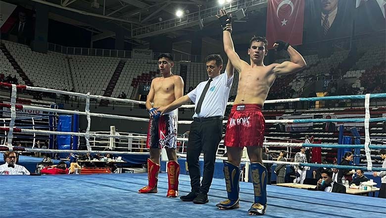 Balıkesir Büyükşehir Belediyespor'dan Kick Boks Başarısı Balıkesir Büyükşehir Belediyespor'dan Kick Boks Başarısı
