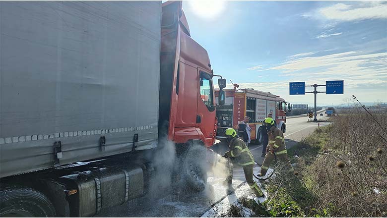 Balıkesir'de Seyir Halindeki Tırda Yangın, Büyük Felaket Önlendi Balıkesir'de Seyir Halindeki Tırda Yangın, Büyük Felaket Önlendi