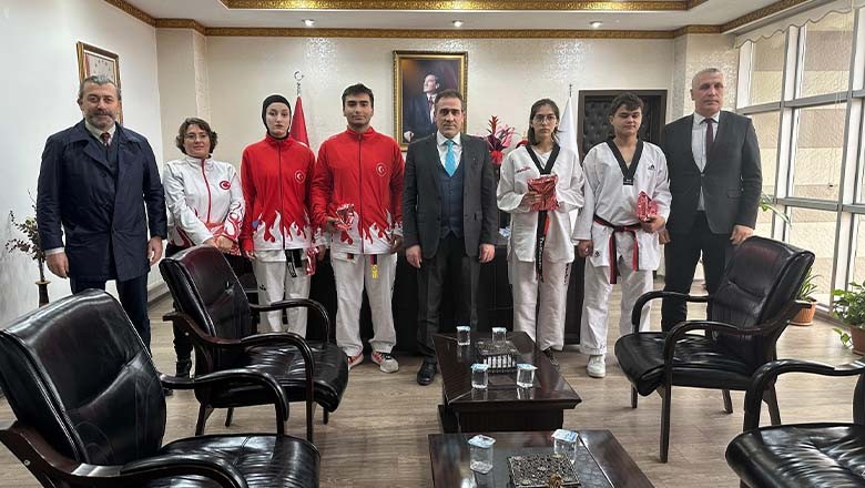 Balıkesir’in Genç Şampiyonları Kaymakam Memiş'i Ziyaret Etti Balıkesir’in Genç Şampiyonları Kaymakam Memiş'i Ziyaret Etti