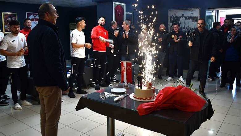 Balıkesirspor'dan Başkan Bekki'ye Sürpriz Doğum Günü Kutlaması Balıkesirspor'dan Başkan Bekki'ye Sürpriz Doğum Günü Kutlaması