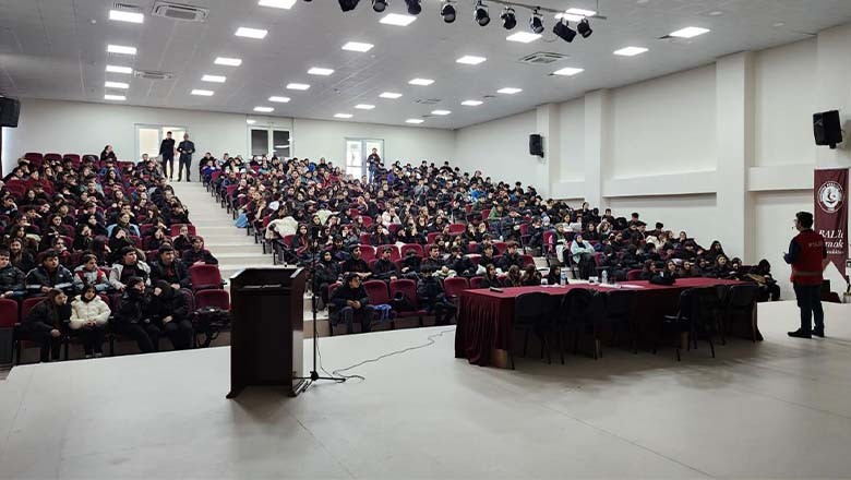 Bandırma’da Öğrencilere Siber Güvenlik Eğitimi Bandırma’da Öğrencilere Siber Güvenlik Eğitimi
