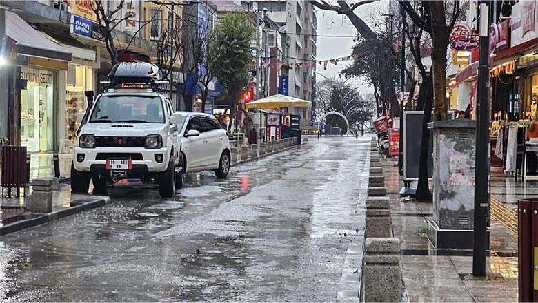 Bandırma'da Şiddetli Sağanak Yağış Hayatı Felç Etti Bandırma'da Şiddetli Sağanak Yağış Hayatı Felç Etti