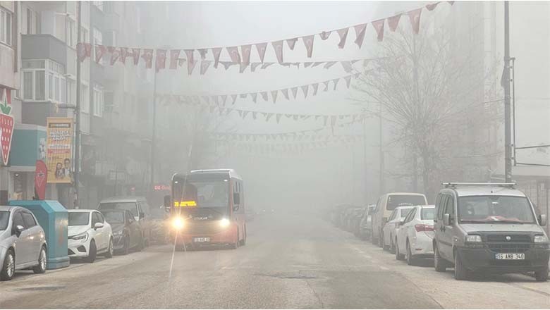 Bandırma'da Yoğun Sis Ulaşımı Felç Etti Bandırma'da Yoğun Sis Ulaşımı Felç Etti