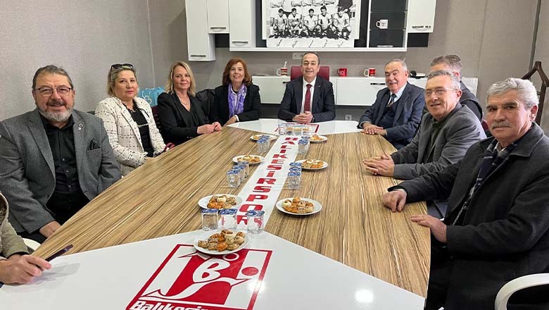 Demokrat Parti’den Balıkesirspor’a Ziyaret Demokrat Parti’den Balıkesirspor’a Ziyaret