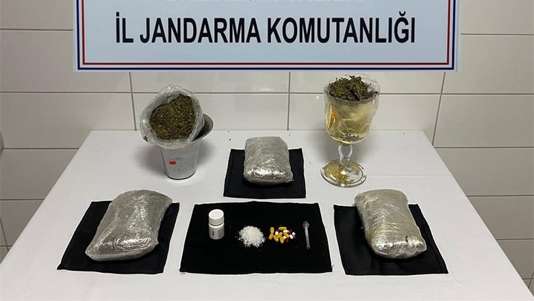 Edremit'te Yolcu Otobüsünde Uyuşturucu Operasyonu Edremit'te Yolcu Otobüsünde Uyuşturucu Operasyonu
