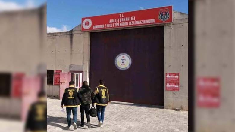 Erdek’te Hırsızlık Suçundan Aranan Şahıs Yakalandı Erdek’te Hırsızlık Suçundan Aranan Şahıs Yakalandı