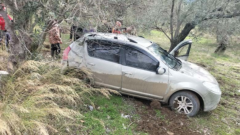 Havran'da Savrulan Araç Zeytin Bahçesine Devrildi! 2 Yaralı Havran'da Savrulan Araç Zeytin Bahçesine Devrildi! 2 Yaralı