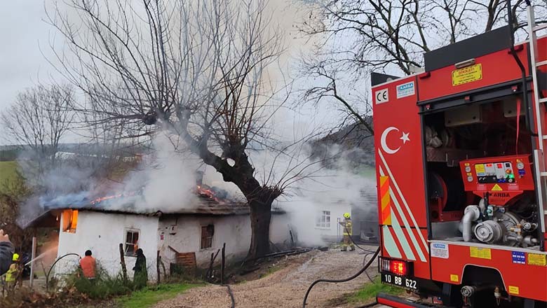 Manyas'ta Yanan Ahşap Ev Küle Döndü Manyas'ta Yanan Ahşap Ev Küle Döndü