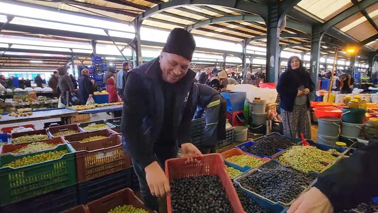 Pazar Tezgahlarında Hareketlilik! Zeytinler Sele Sele Satıldı Pazar Tezgahlarında Hareketlilik! Zeytinler Sele Sele Satıldı