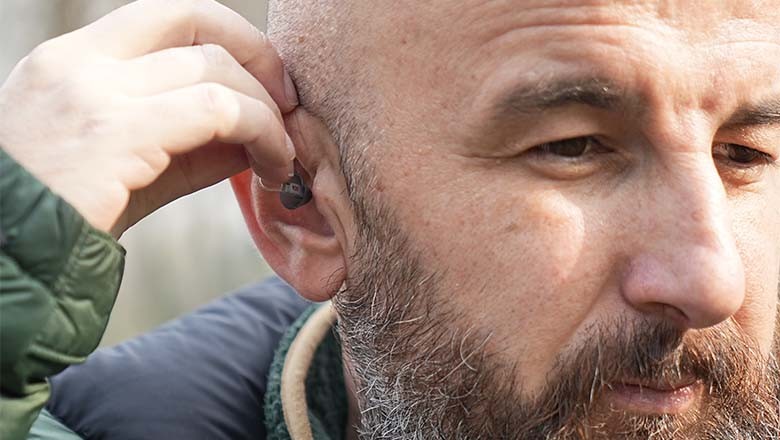 Saç Ekerken Kulak Zarı Delindi Saç Ekerken Kulak Zarı Delindi