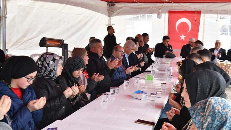Vali Ustaoğlu Şehit Ailesini Ziyaret Etti Vali Ustaoğlu Şehit Ailesini Ziyaret Etti