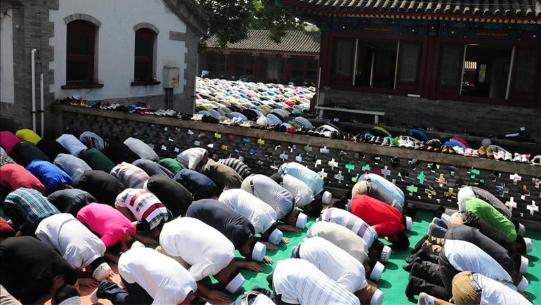 Fotoğraf : Namaz Kılarak kulluk görevi ifa edilir Zan