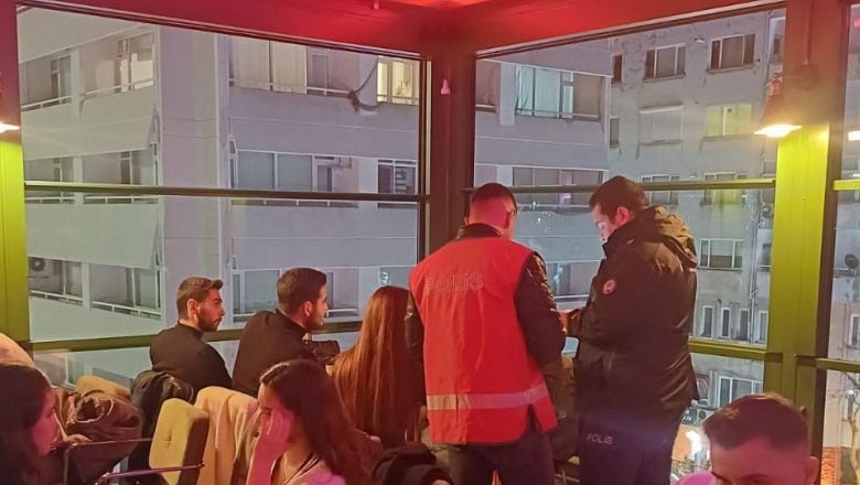 Balıkesir'de Bir İş Yerine "Konsomatris" Baskını! Balıkesir'de Bir İş Yerine "Konsomatris" Baskını!