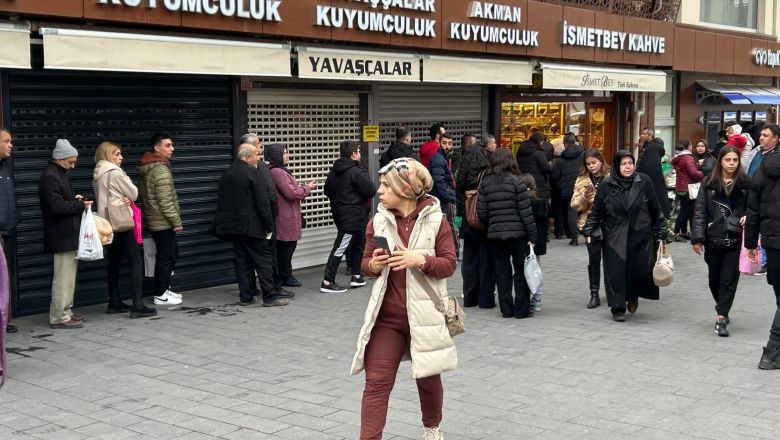 2025 Yılının İlk Kahvelerini İçmek İsteyen Sıraya Girdi