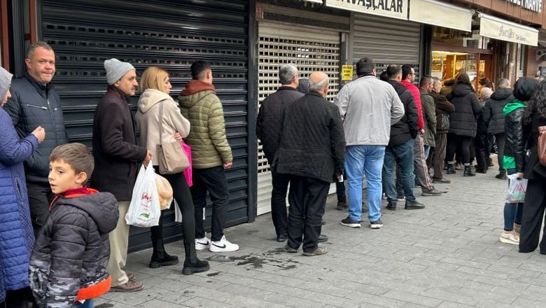 2025 Yılının İlk Kahvelerini İçmek İsteyen Sıraya Girdi