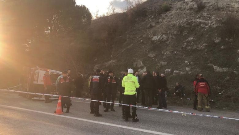 Balıkesir’de Minibüs ile Otomobil Çarpıştı: 2 Ölü, 10 Yaralı