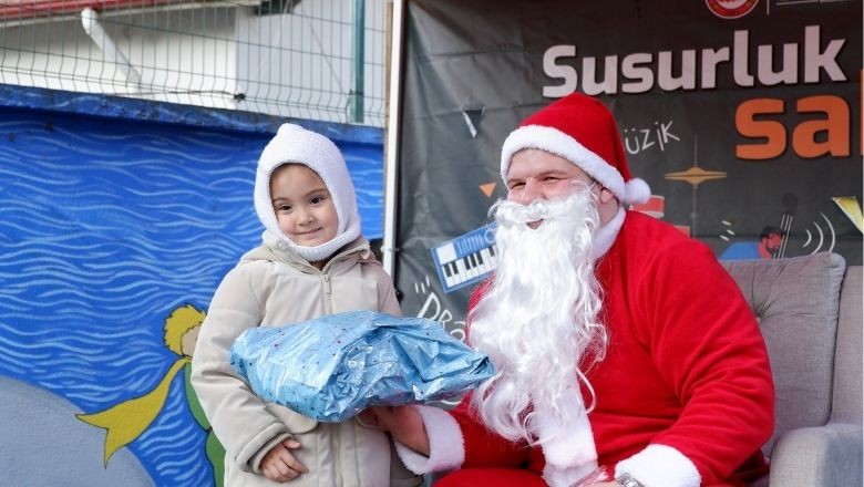Balıkesir'e Gelen Noel Baba Hediye Dağıttı