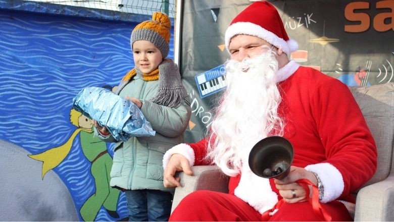 Balıkesir'e Gelen Noel Baba Hediye Dağıttı