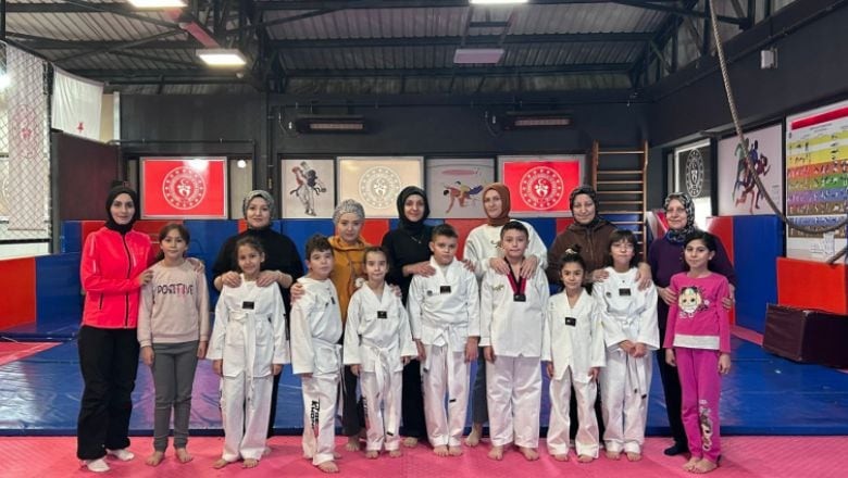 Havran'da Anne ve Çocuklar Taekwondo Yapıyor