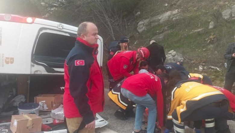 Yolcu Minibüsü ile Otomobil Çarpıştı: 2 Ölü, 18 Yaralı