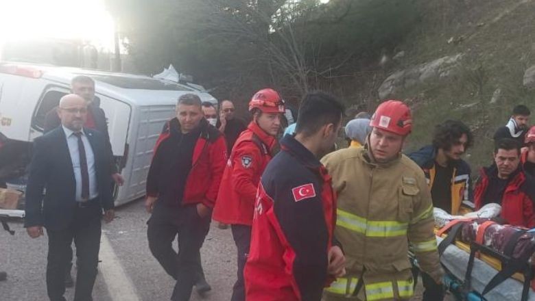 Yolcu Minibüsü ile Otomobil Çarpıştı: 2 Ölü, 18 Yaralı
