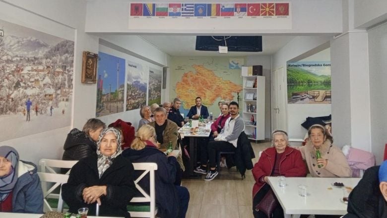 Huzurevindeki Yaşlılara Yalnız Olmadıklarını Hissettirdiler