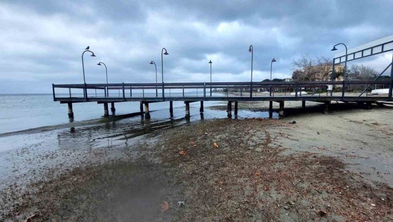Erdek’te Deniz Suyu Metrelerce Çekildi!