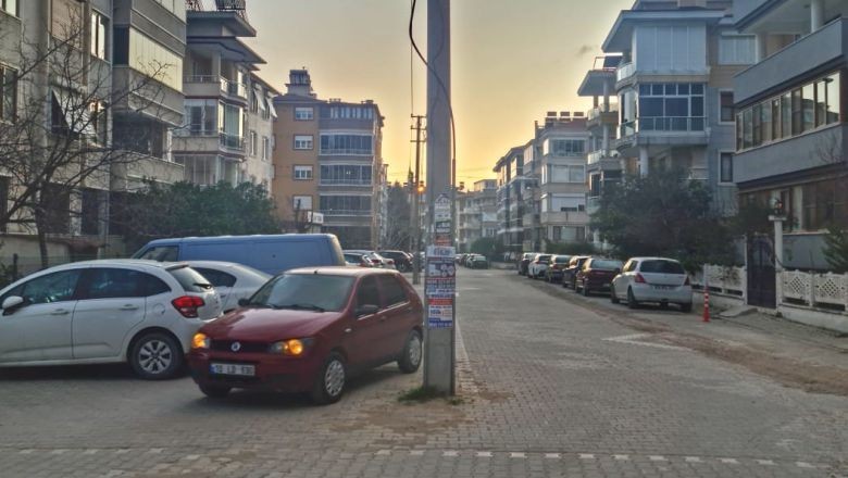 Yol Ortasındaki Elektrik Direği Tehlike Saçıyor!