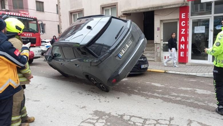 Akılalmaz Kaza! Araç Asılı Kaldı!