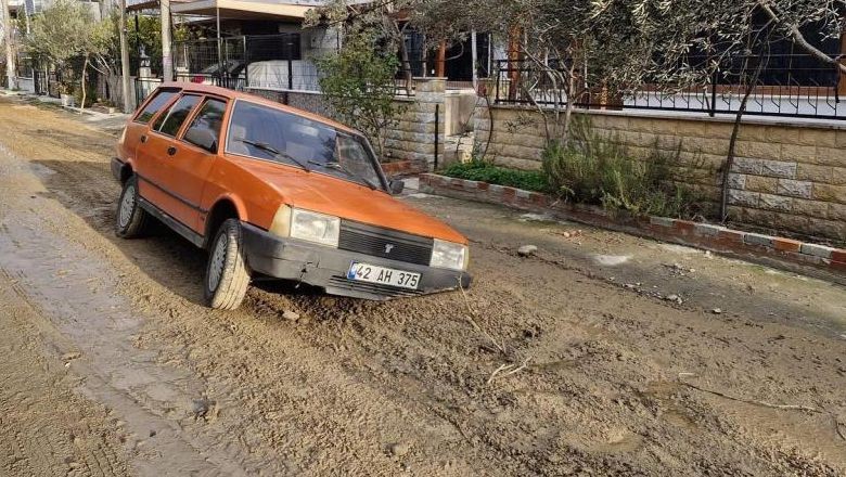 Edremit'te Zemin Çöktü Otomobil Çamura Saplandı!