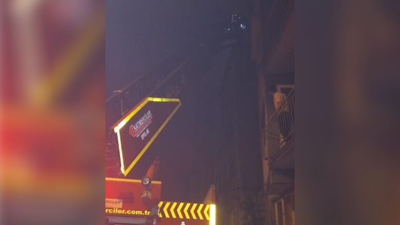 Balıkesir'de Apartmanın Çatısı Alev Aldı!