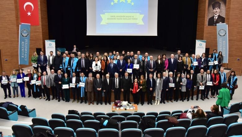Üniversiteden Ödül Aldı Nedeni Herkesi Duygulandırdı!