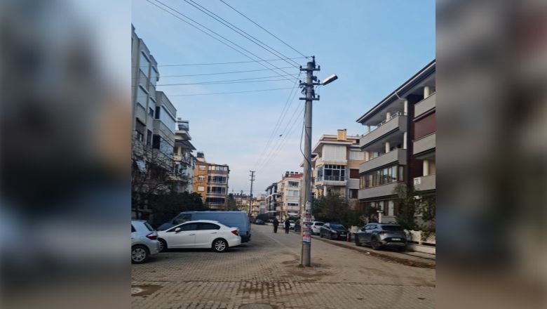 Yol Ortasındaki Elektrik Direği Tehlike Saçıyor!