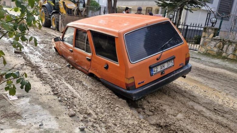Edremit'te Zemin Çöktü Otomobil Çamura Saplandı!