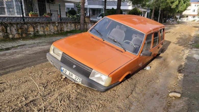 Edremit'te Zemin Çöktü Otomobil Çamura Saplandı!