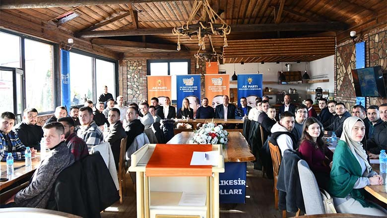 AK Parti İl Başkanı Aydemir Bigadiç'te Gençlerle Bir Araya Geldi AK Parti İl Başkanı Aydemir Bigadiç'te Gençlerle Bir Araya Geldi