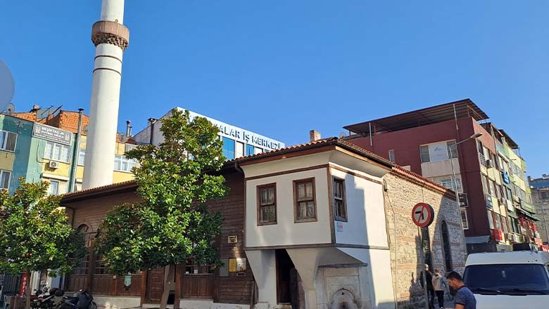 Balıkesir Yeşilli Cami (Hisariçi Camisi): Tarihi ve Mimarisi Balıkesir Yeşilli Cami (Hisariçi Camisi): Tarihi ve Mimarisi